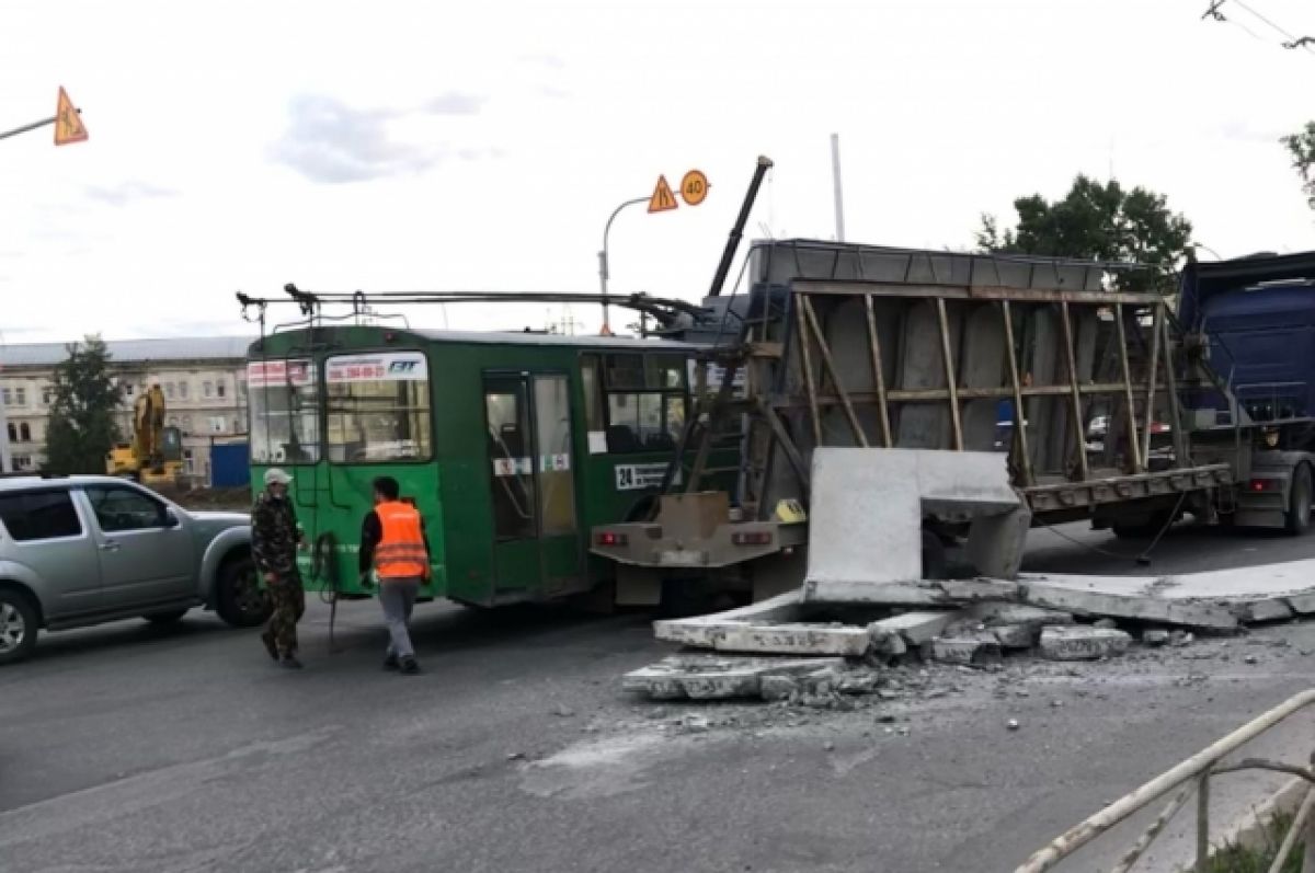 В Новосибирске плиты выпали на дорогу после ДТП троллейбуса с грузовиком |  АиФ Новосибирск