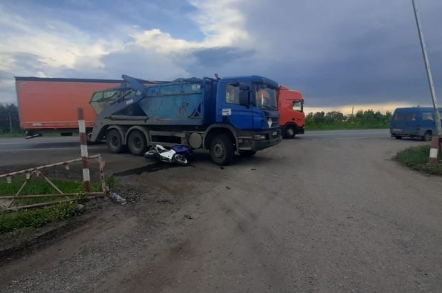 На трассе под Саратовом мотоциклист пострадал в ДТП с мусоровозом