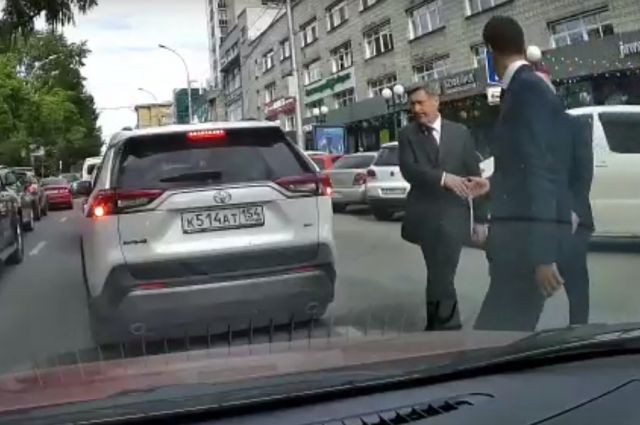 Мэр Новосибирска извинился за переход дороги с нарушением ПДД