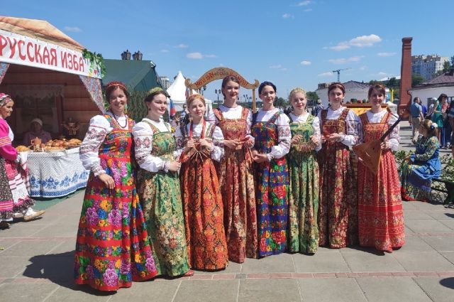 Гостей принимают национальные подворья народов, проживающих на территории региона.