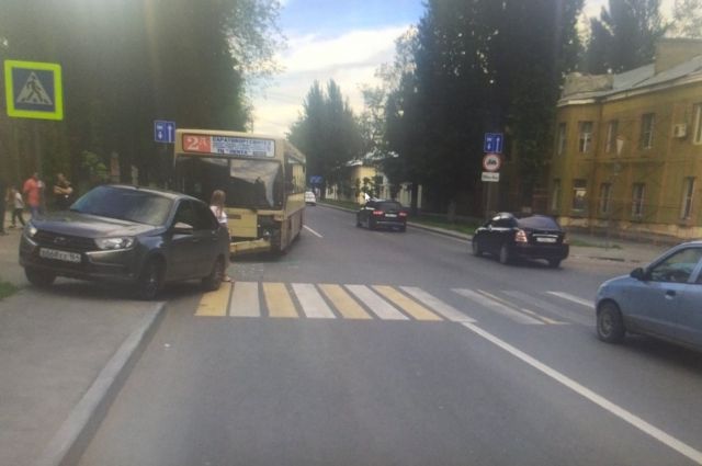 В центре Саратова пострадала пассажирка автобуса