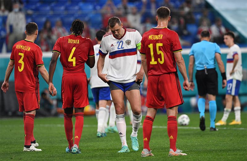 Игрок сборной России Артём Дзюба (в центре) после окончания матча.