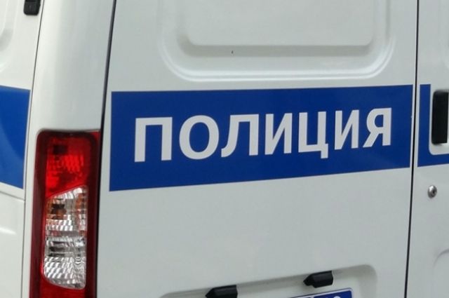 В Краснодарском крае девушка разбила лопатой капот автомобиля соседа
