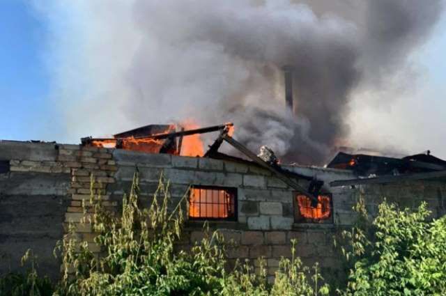 Три частных дома сгорели в Челябинске