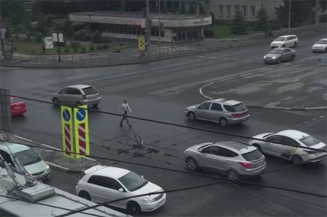 В Новосибирске мужчина прошёл по проезжей части навстречу автомобилям
