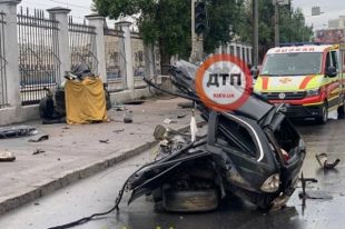 В Одессе автомобиль врезался в столб: два человека погибли