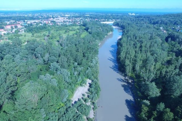 В Краснодарском крае ищут упавших в реку двух школьников