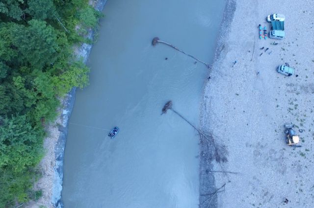 В Краснодарском крае продолжили поиски упавших в реку подростков