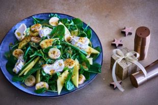 Салат с бананами, козьим сыром и горчичной заправкой: рецепт блюда