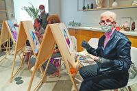 Уроки живописи привлекают многих москвичей старшего возраста, даже тех, кто последний раз рисовал в школе.