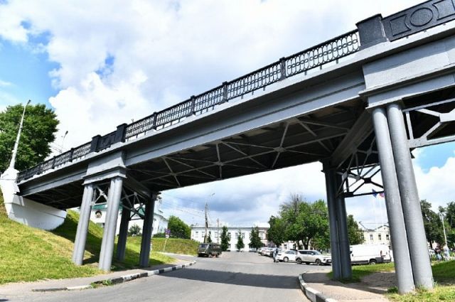 В центре Ярославля демонтируют пешеходный мост
