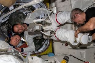 Астронавты NASA готовятся к выходу в открытый космос.