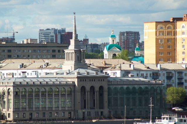 В числе туристических маршрутов в Красноярске были названы: походы, сплавы пеший туризм, горный тризм (Красноярские столбы) и речные круизы.
