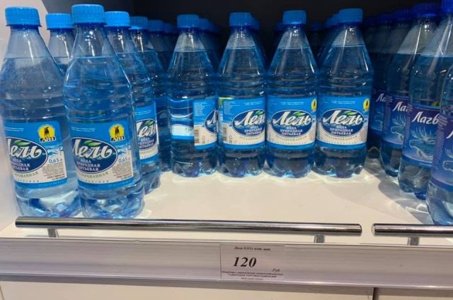 Бутылки воды емкостью 0,65 литра за 120 рублей.