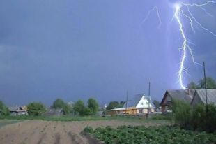 В Черниговской области от удара молнии загорелся дом.