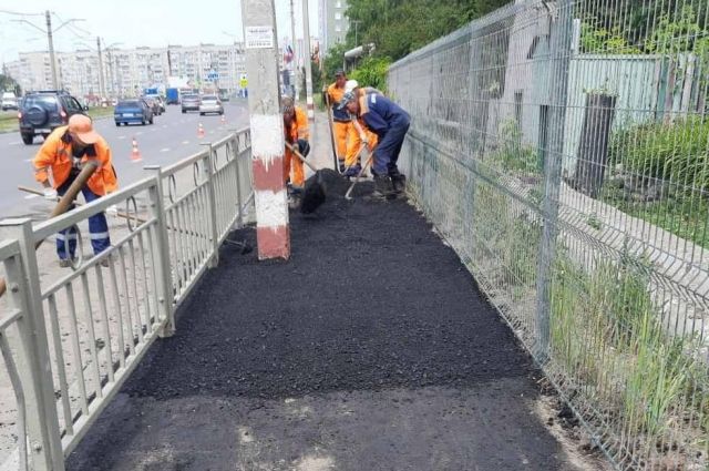 В Ульяновске ремонтируют тротуары и заделывают на дорогах ямы и трещины