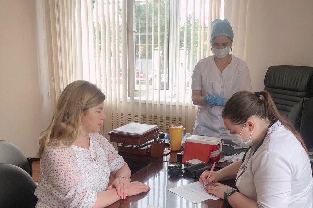 Фатима Шеуджен перед вакцинацией беседует с врачами.