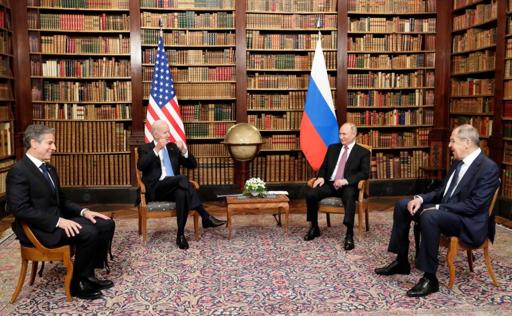 Госсекретарь США Энтони Блинкен, президент США Джо Байден, президент РФ Владимир Путин и министр иностранных дел РФ Сергей Лавров (слева направо)