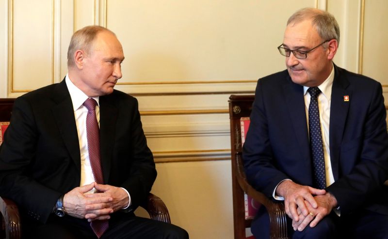  Президент РФ Владимир Путин и президент Швейцарской Конфедерации Ги Пармелен (слева направо)