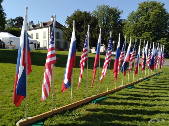 Флаги РФ и США на территории виллы Ла Гранж