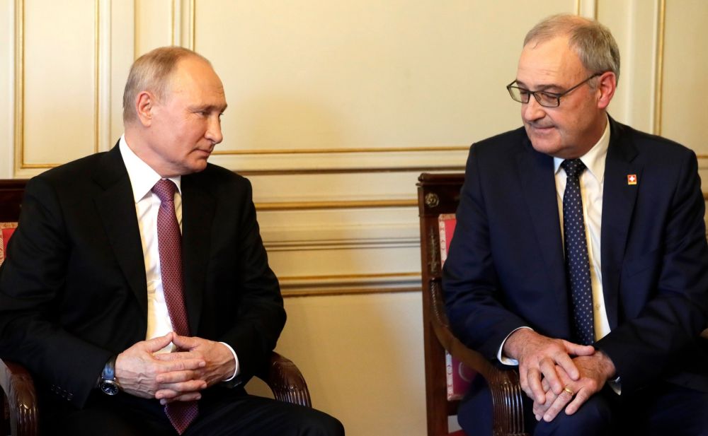 Президент РФ Владимир Путин и президент Швейцарской Конфедерации Ги Пармелен (слева направо)