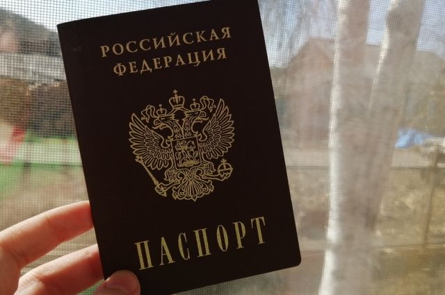 Евгений Куйвашев в День России вручил паспорта школьникам и мигрантам