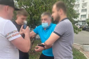В Киеве полицейский требовал взятку за «крышевание» салона красоты