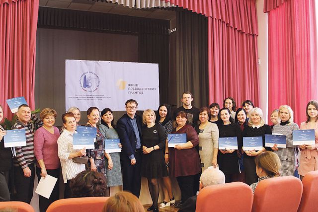 Педагогам вручили сертификаты об обучении и прохождения тренингов по основам русского жестового языка.