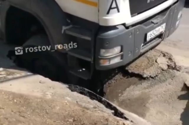 В Ростове мусоровоз проломил асфальт и провалился в яму