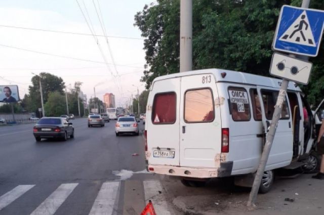 В Омске водитель «Приоры» врезался в пассажирскую газель, есть пострадавшие