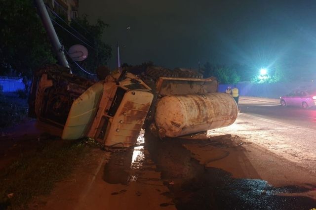 Грузовик с цистерной перевернулся после наезда на столб в Новосибирске