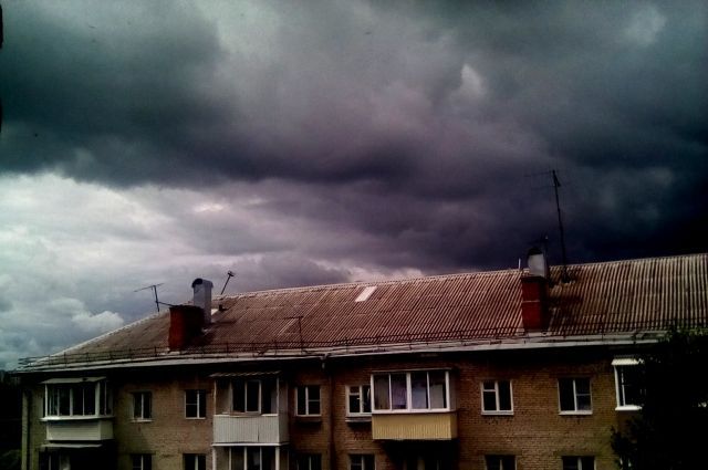 На Омскую область надвигаются ливень, сильный ветер и град