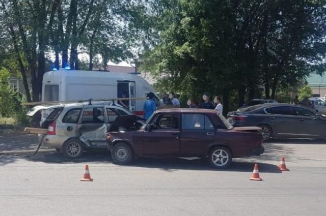 В Ульяновске пенсионер на «Калине» въехал в ВАЗ с бесправным водителем