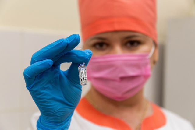 Жителям Новосибирска заплатят по 1000 рублей за вакцинацию от коронавируса