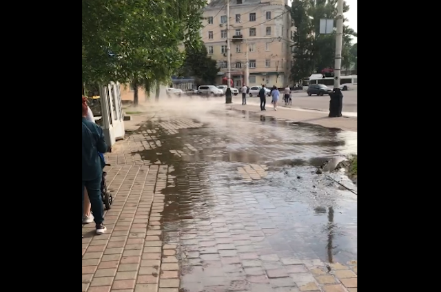 Появилось видео с фонтаном горячей воды в Тамбове на площади Комсомольская
