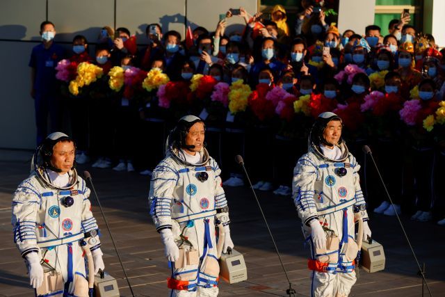 Первые члены экипажа прибыли на китайскую космическую станцию