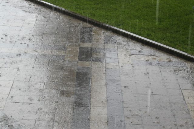 В Краснодаре ликвидировали появившийся из-за дождя «бассейн» на крыше школы