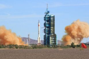 Китайский космический корабль стыковался с космической станцией.