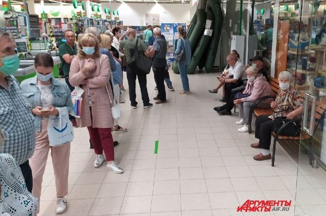 В Перми люди час ждут врача на вакцинацию от коронавируса