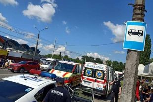 В центре Сум автомобиль врезался в летнюю площадку кафе: есть пострадавшие