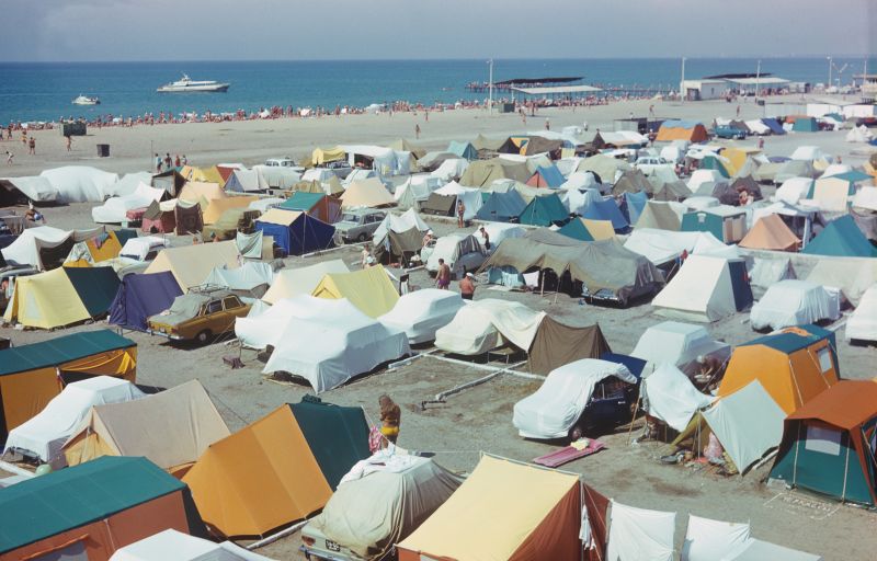 Палаточный городок туристов на берегу Черного моря в Евпатории, 1979 год