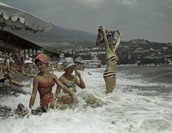 Отдыхающие на пляже в Гурзуфе, 1963 год