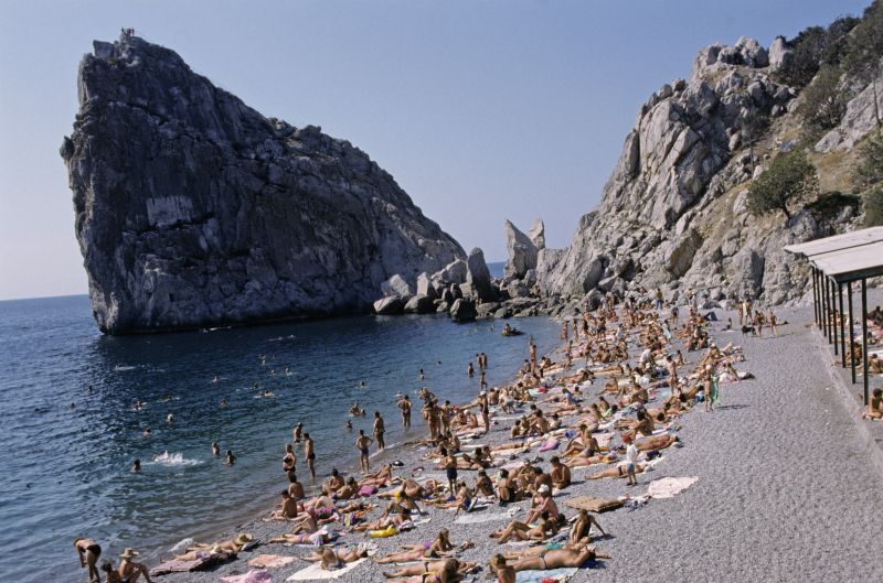 Вид на скалу Дива и пляж курортного поселка Симеиз в Крыму, 1994 год