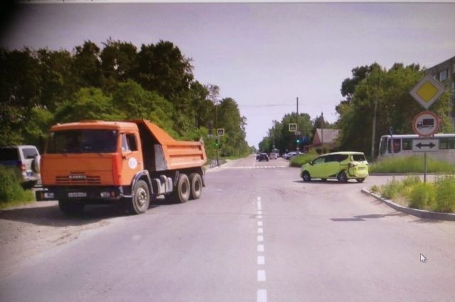 В Комсомольске-на-Амуре пожилой водитель Toyota Sienta врезался в КАМАЗ