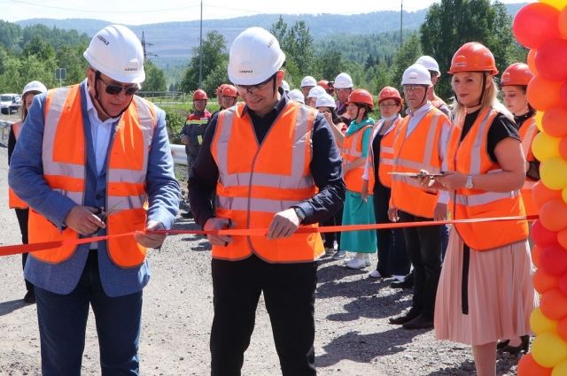 Право перерезать красную ленту предоставили генеральному директору РУК Андрею Давыдову и директору шахты Распадская Александру Елохину.