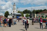 В старинном русском городе Тарусе туристов ждут программы на любой вкус: от прогулок по Оке до мастер-классов ремесленников и поэтических встреч.