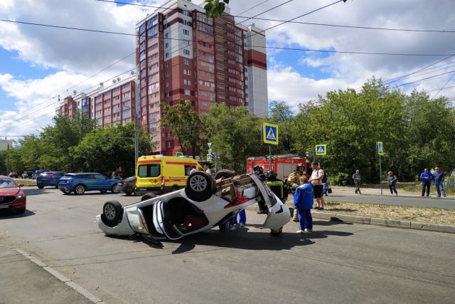 Такси с пассажирами перевернулось в Челябинске