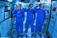 Китайские космонавты вошли в основной модуль космической станции.