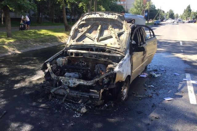 Учебный автомобиль сгорел рядом с псковским ГИБДД
