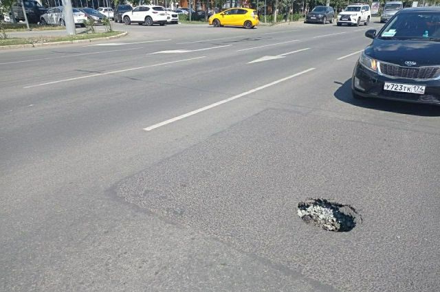 Движение на улице в Челябинске ограничили из-за просевшего асфальта